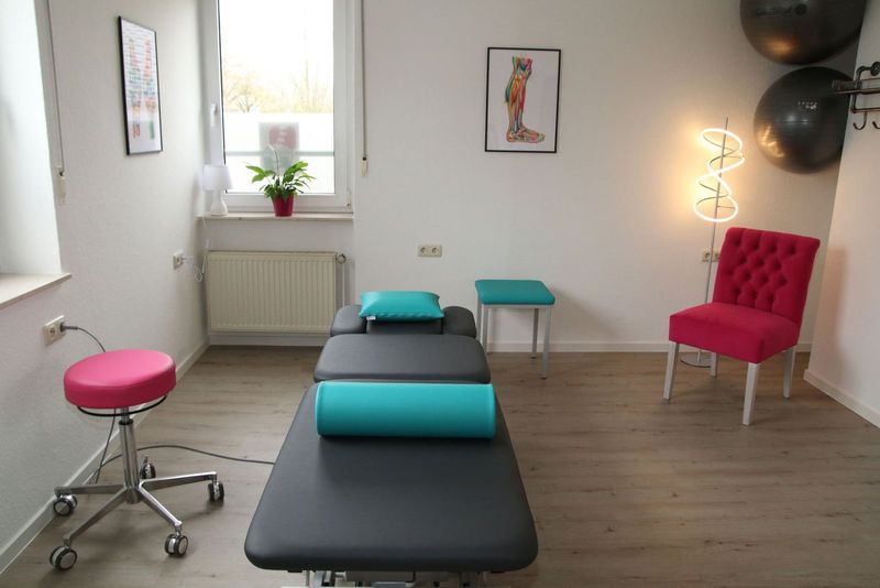Behandlungsraum mit Therapieliege – andere Perspektive