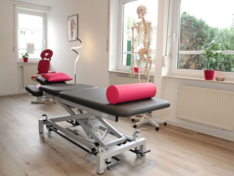 Behandlungsraum mit Therapieliege & Anatomie-Modell