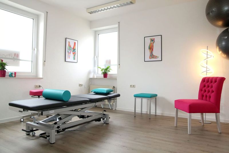 Behandlungsraum mit Massageliege