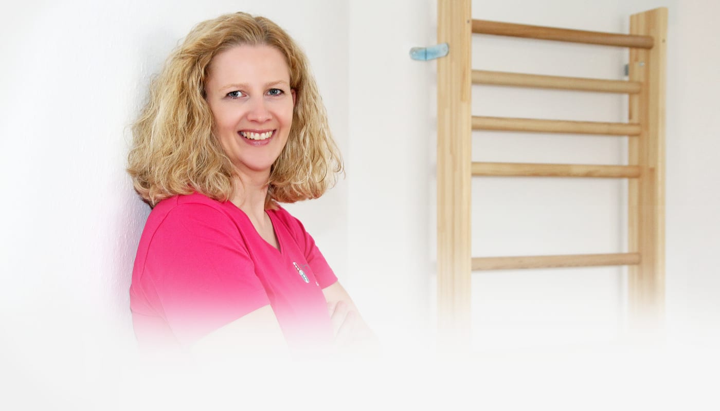 Sandra Kämper in ihrer Praxis vor der Sprossenwand